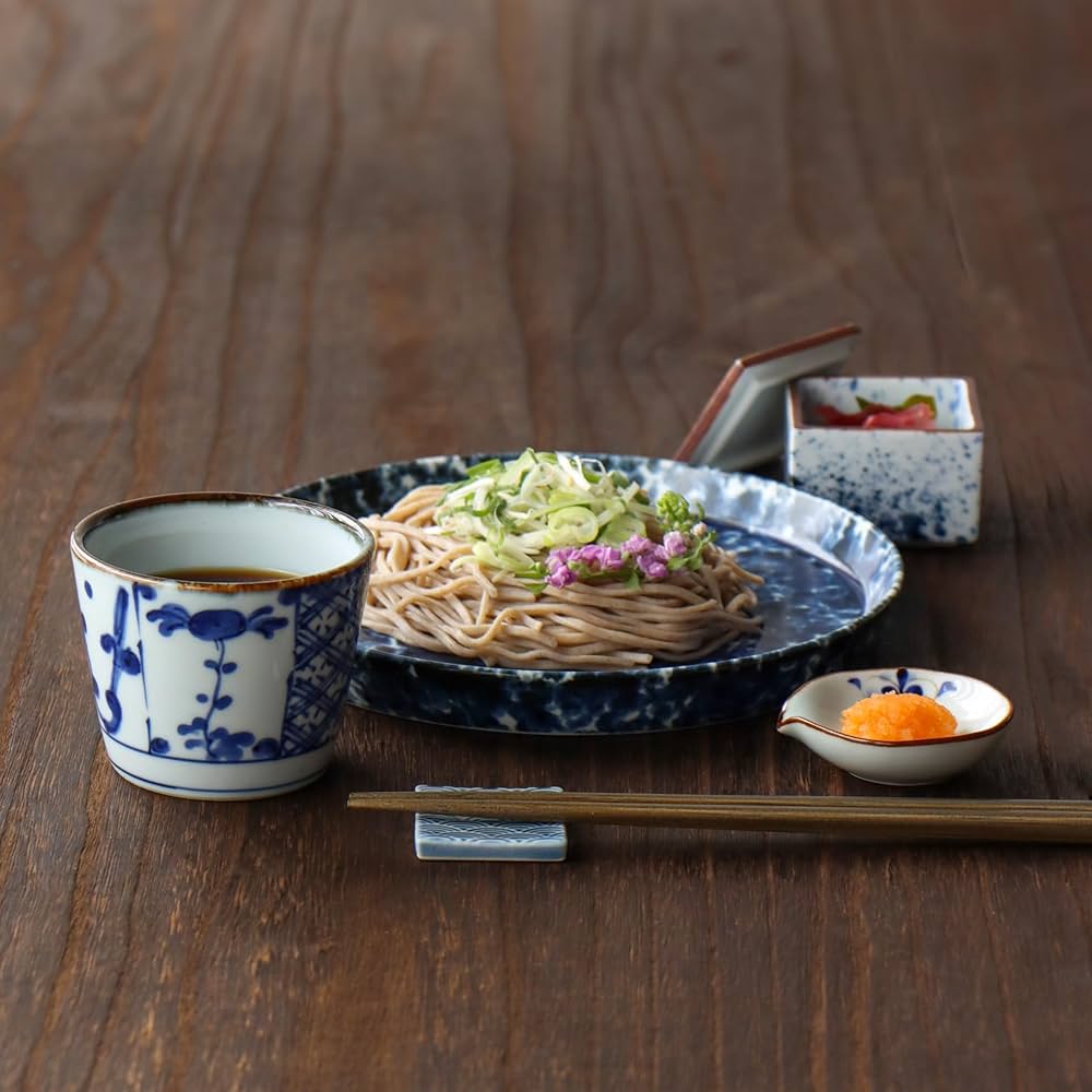 湧田焼.イッチン 染付イッチン輪花六寸皿 イッチン作業。 粘土を水で溶かし泥状に